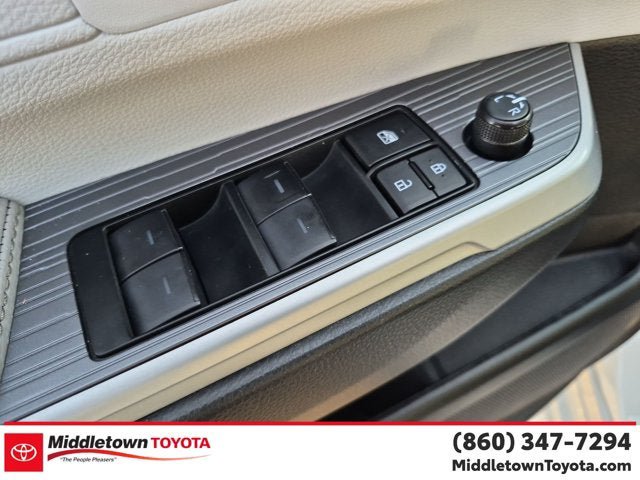 Used 2026 Toyota Sienna XLE FWD image 12