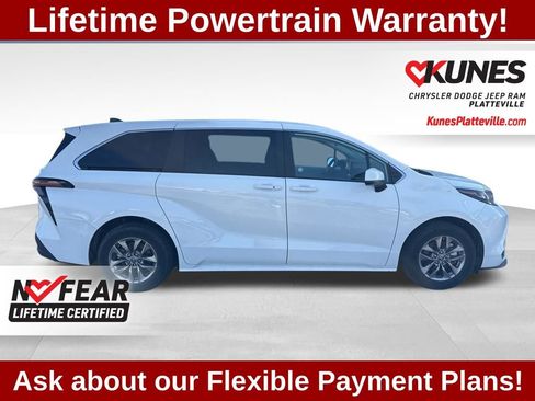 Used 2025 Toyota Sienna LE image 2