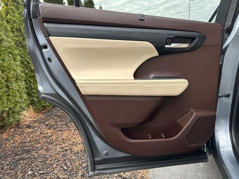 Certified 2020 Toyota Highlander XLE image 9