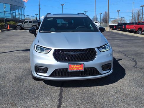 New 2026 Chrysler Pacifica Select w/ S Appearance Package image 2