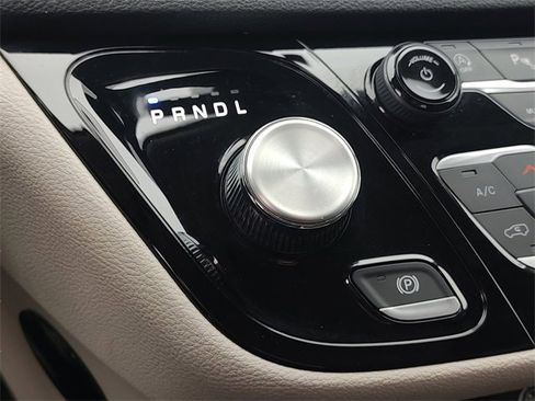 Used 2023 Chrysler Pacifica Touring-L image 22