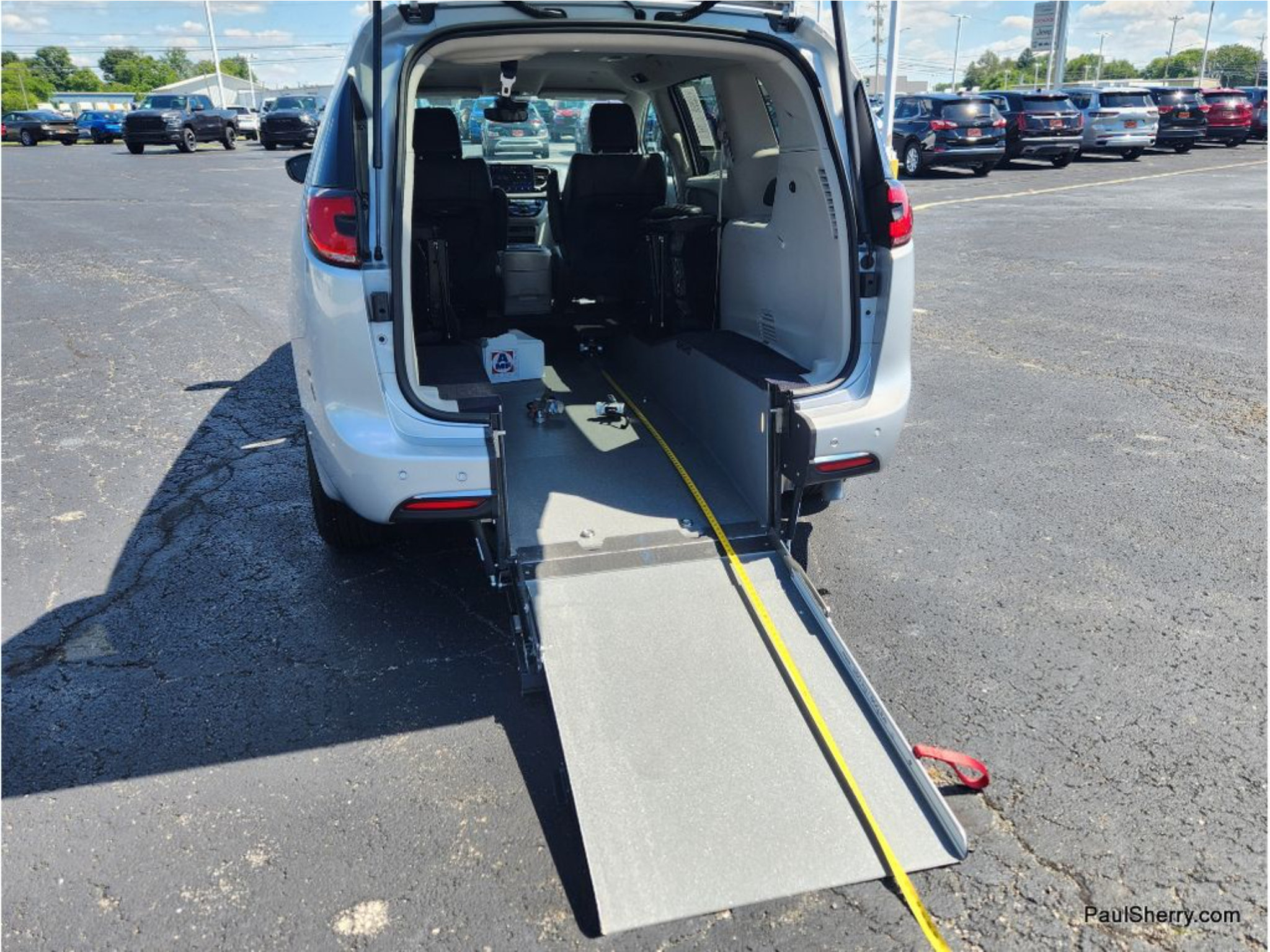 Used 2024 Chrysler Pacifica Touring-L FWD image 18