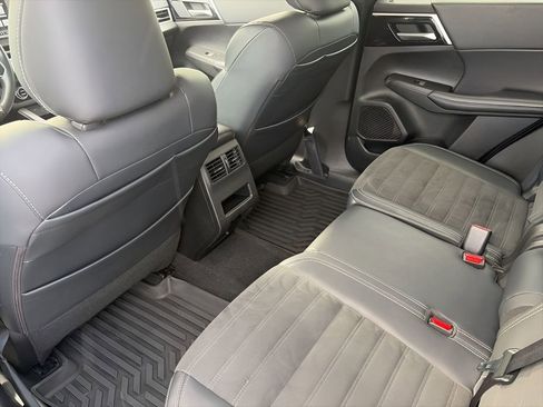 Used 2024 Mitsubishi Outlander SE AWD/4WD image 15