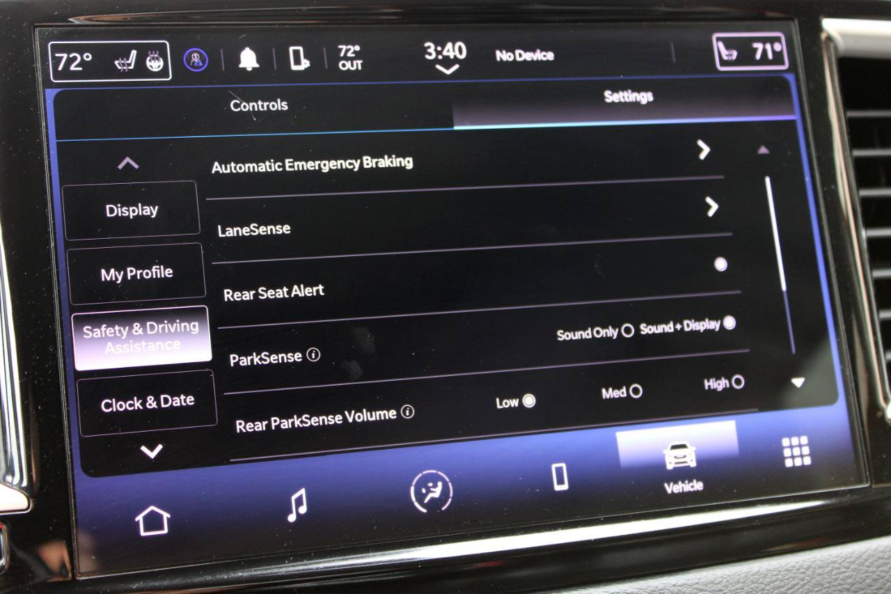 Used 2023 Chrysler Pacifica Touring-L FWD image 34