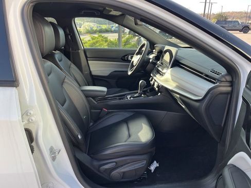 Used 2025 Jeep Compass Limited image 11