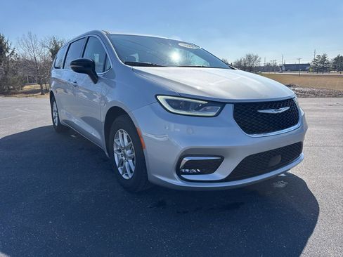 Used 2024 Chrysler Pacifica Touring-L FWD image 1