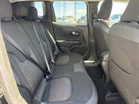 Used 2023 Jeep Renegade Latitude AWD/4WD image 9