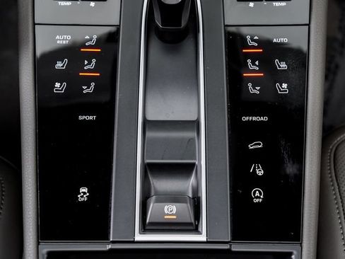 Certified 2026 Porsche Macan AWD/4WD image 18