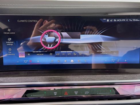 New 2026 BMW 750e xDrive image 19