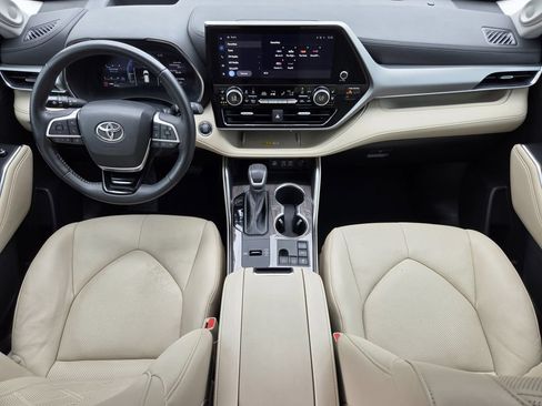 Used 2023 Toyota Highlander Platinum FWD image 13