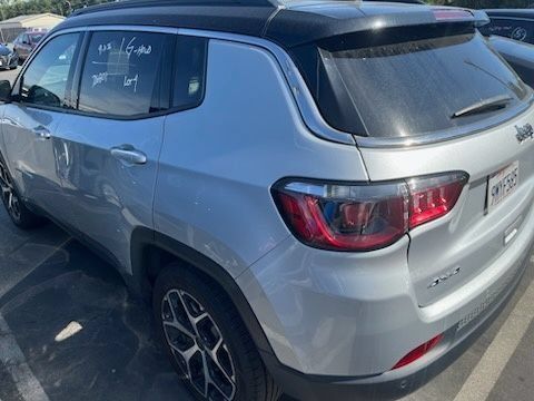 Used 2025 Jeep Compass Limited AWD/4WD image 3