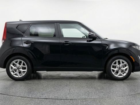Used 2025 Kia Soul LX w/ LX Technology Package FWD image 11