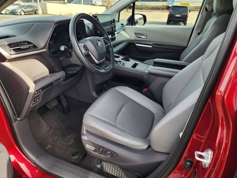 Used 2021 Toyota Sienna XLE image 16