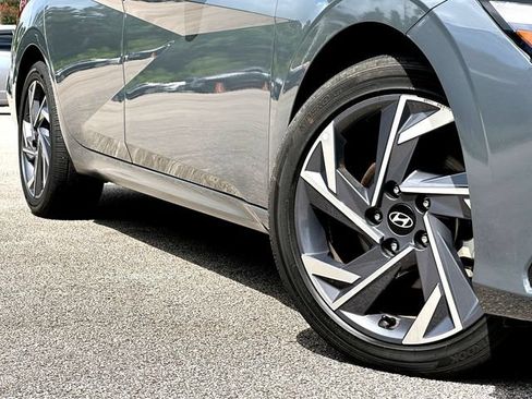 Used 2025 Hyundai Elantra Limited FWD image 2