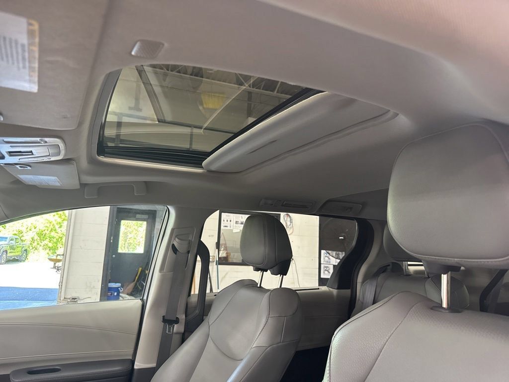 Used 2021 Toyota Sienna XLE FWD image 26