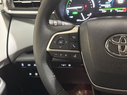 Used 2025 Toyota Sienna XLE w/ XLE Plus Package FWD image 30