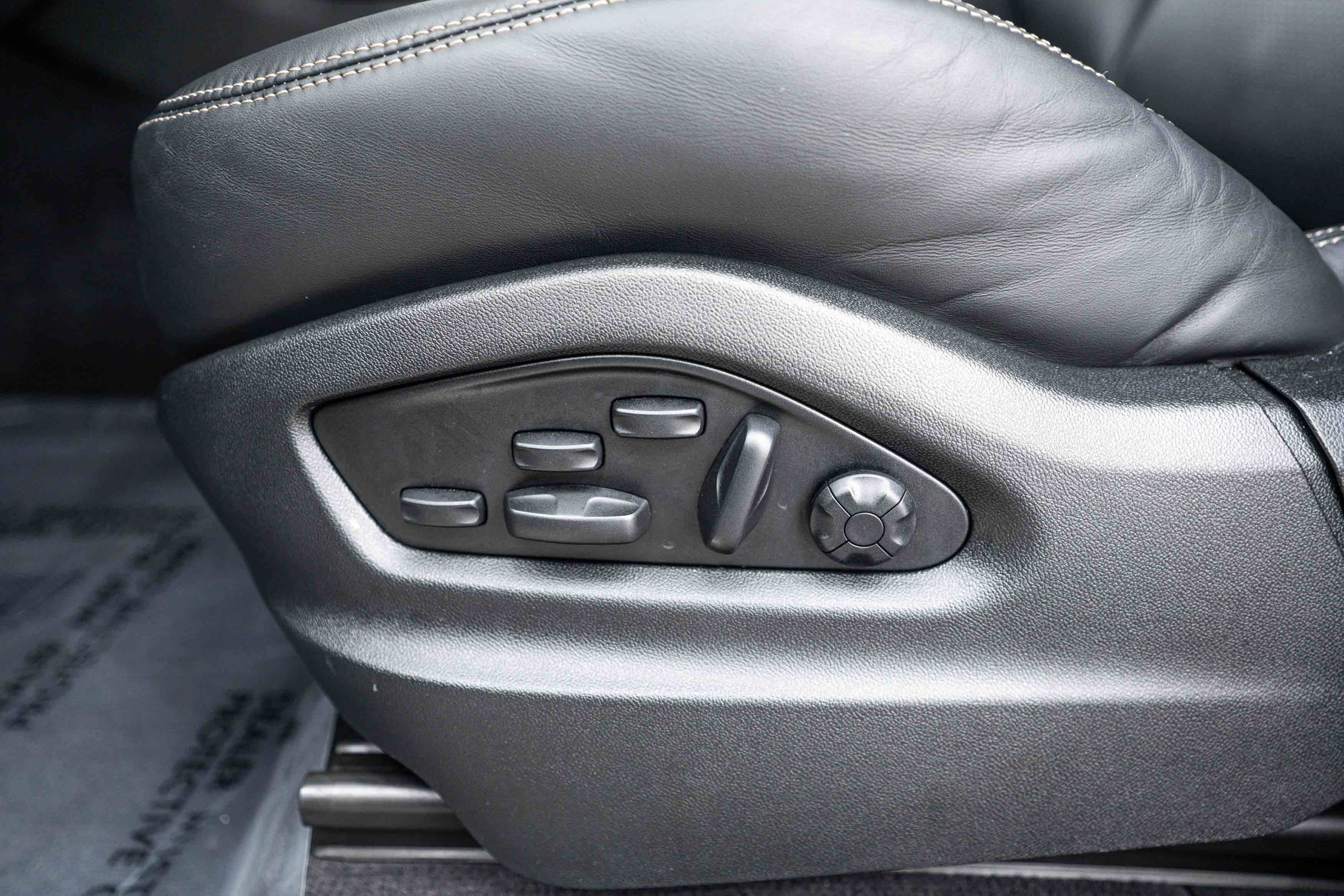 Certified 2025 Porsche Cayenne Turbo AWD/4WD image 16