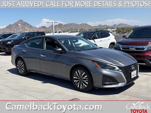Used 2025 Nissan Altima 2.5 SV FWD image 1