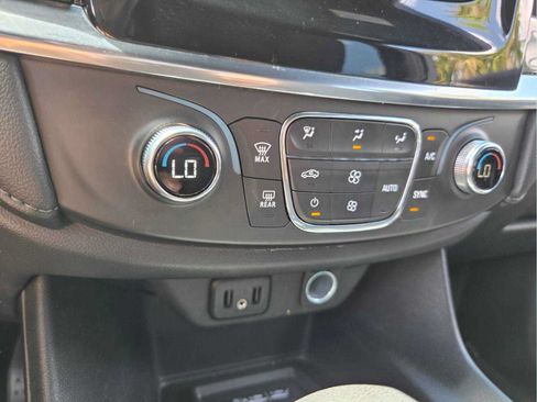 Used 2023 Chevrolet Traverse LT FWD image 24