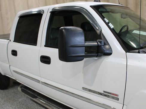 Used 2005 GMC Sierra 2500 SLT w/ Heavy-Duty Power Package image 11