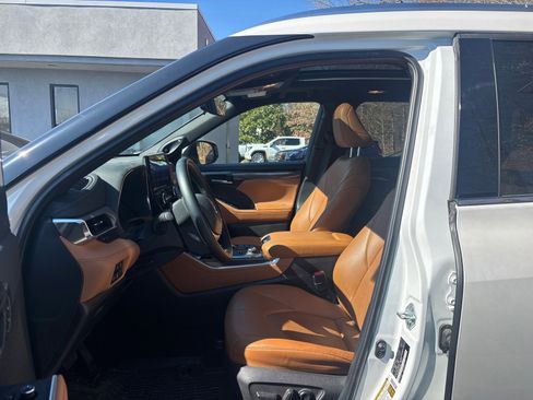 Used 2024 Toyota Highlander Platinum image 9