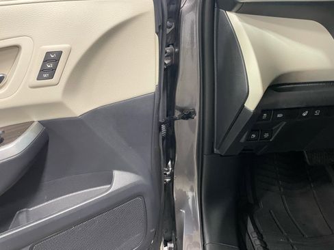 Used 2021 Toyota Sienna Platinum image 40