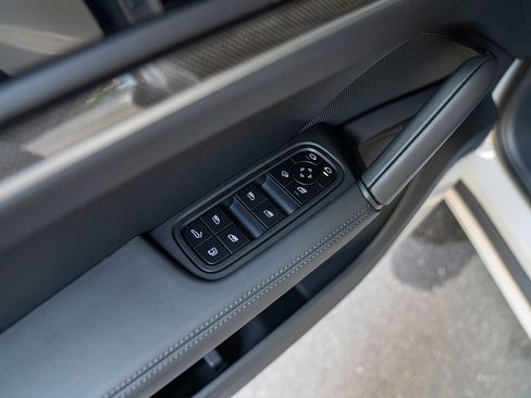 Used 2025 Porsche Cayenne Turbo AWD/4WD image 22