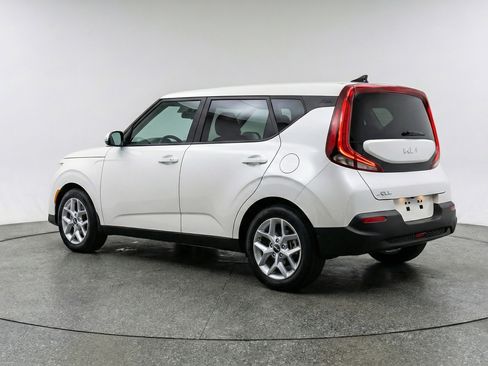 Used 2025 Kia Soul LX w/ LX Technology Package FWD image 6