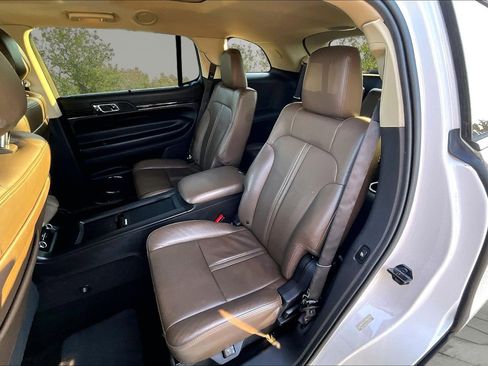 Used 2013 Lincoln MKT AWD image 26