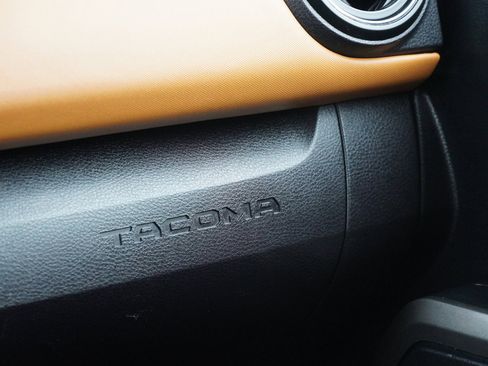 Certified 2018 Toyota Tacoma SR5 image 34