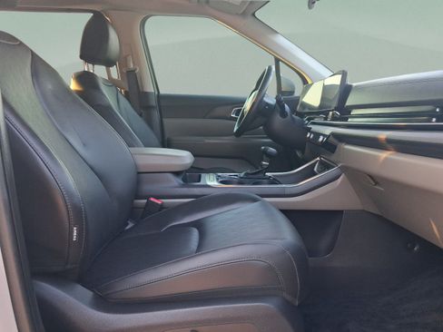 Used 2025 Kia Carnival EX FWD image 30