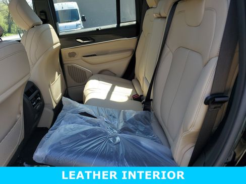 New 2025 Jeep Grand Cherokee Limited w/ Luxury Tech Group II image 23