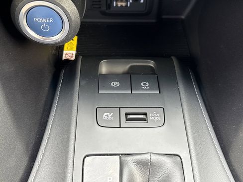 Used 2022 Toyota Venza LE image 26