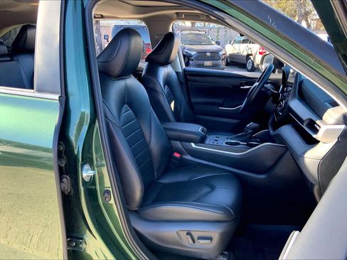 Used 2023 Toyota Highlander XLE image 8