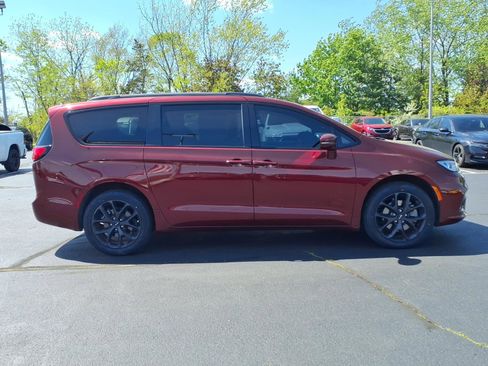 Certified 2022 Chrysler Pacifica Touring-L w/ S Appearance Package AWD/4WD image 9