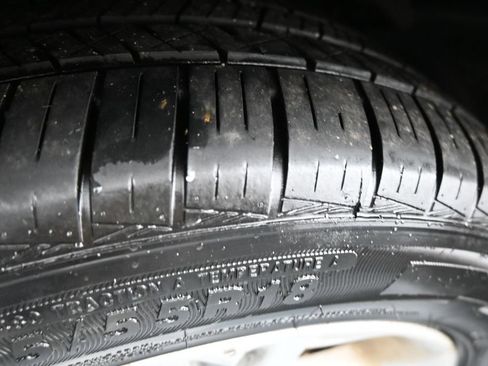 Used 2015 Ford Taurus SEL FWD image 27