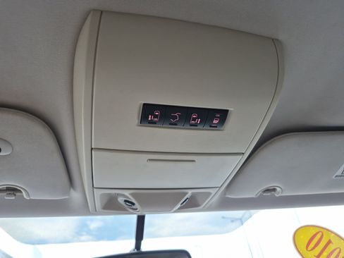 Used 2010 Volkswagen Routan SE FWD image 33