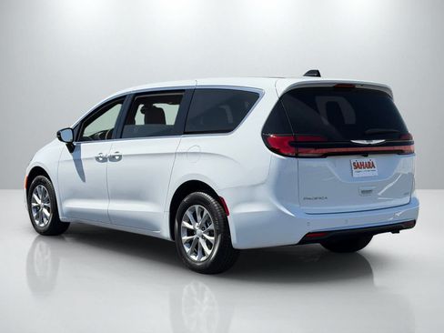 New 2026 Chrysler Pacifica Select AWD/4WD image 4