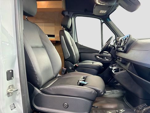 Used 2024 Mercedes-Benz Sprinter 2500 image 39