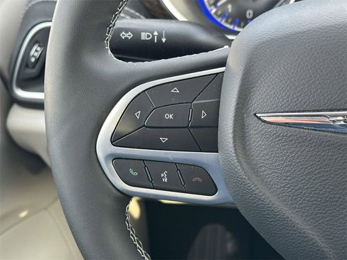 Used 2022 Chrysler Pacifica Limited image 24