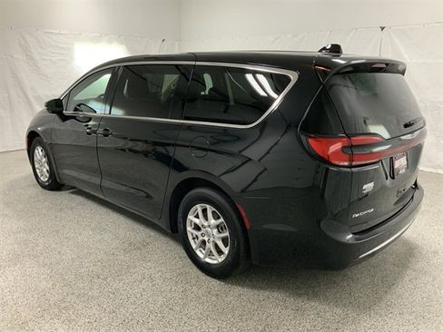 Used 2024 Chrysler Pacifica Touring-L FWD image 6