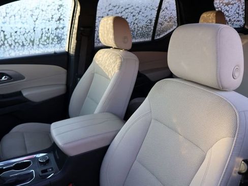 Used 2023 Chevrolet Traverse LS image 9