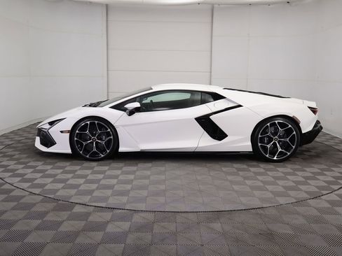 Used 2024 Lamborghini Revuelto image 8
