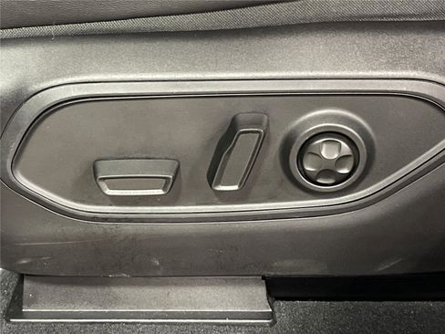 Used 2025 Jeep Grand Cherokee Altitude image 7