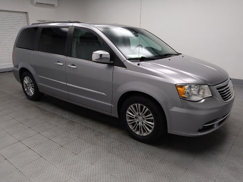 Used 2015 Chrysler Town & Country Touring-L w/ Driver Convenience Group FWD image 2