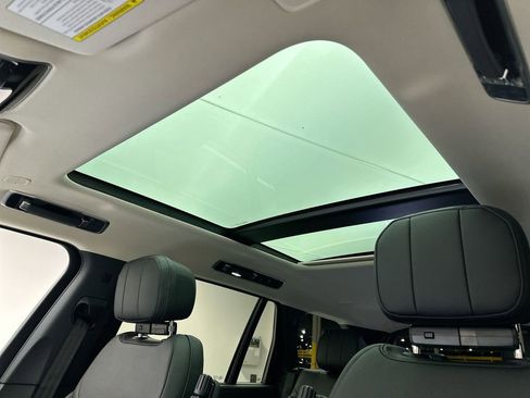 Used 2025 Land Rover Range Rover Long Wheelbase SE image 8