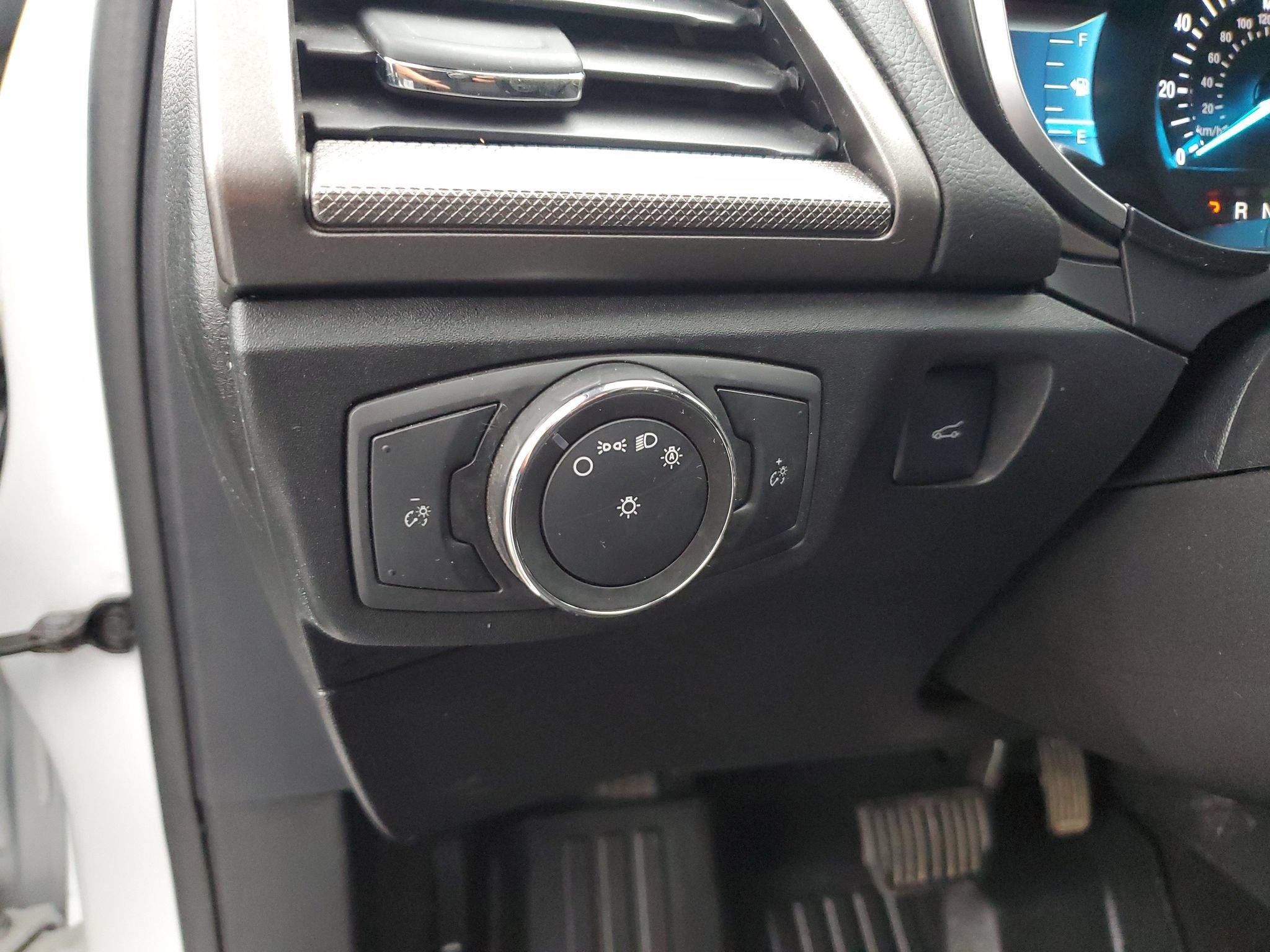Used 2019 Ford Fusion SE FWD image 17