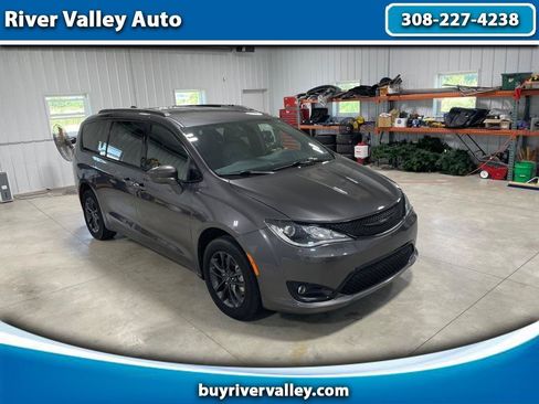 Used 2020 Chrysler Pacifica Touring-L AWD/4WD image 1