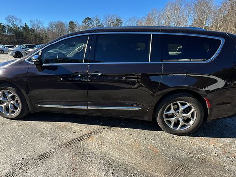 Used 2017 Chrysler Pacifica Limited w/ UConnect Theater Package image 11