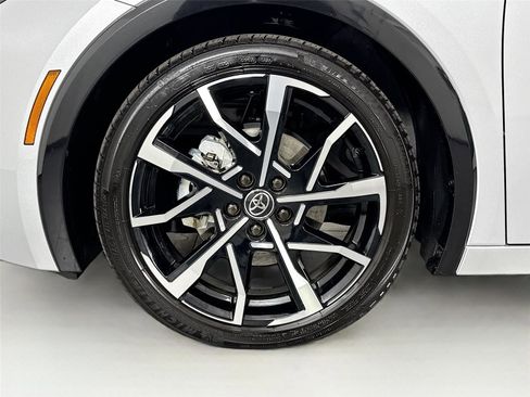 Certified 2025 Toyota Prius Plug-In Hybrid image 12